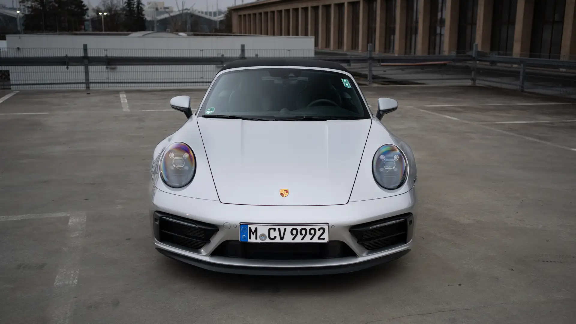 Unser Porsche 911 GTS Cabrio in der Frontansicht.